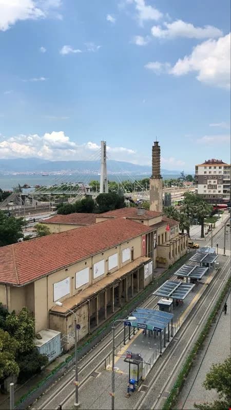 Otel çevresinde tramvay durağı ve körfez manzarası