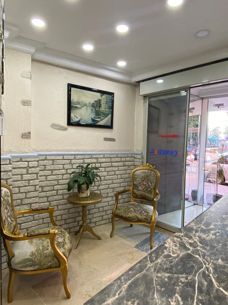 Çenedağ Hotel lobisinde altın detaylı oturma köşesi